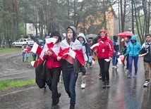  Spacer patriotyczny z flagami i śpiewem do Lublińca, gdzie finałem była modlitwa na cmentarzu