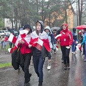  Spacer patriotyczny z flagami i śpiewem do Lublińca, gdzie finałem była modlitwa na cmentarzu