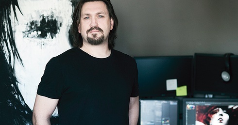  Jarosław Kubicki na tle swojej grafiki