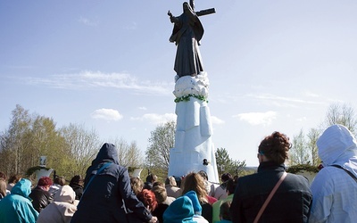 Figura Matki Bożej góruje nad domacyńskim wzgórzem od prawie osiemnastu lat