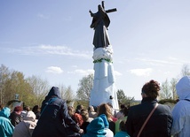 Figura Matki Bożej góruje nad domacyńskim wzgórzem od prawie osiemnastu lat