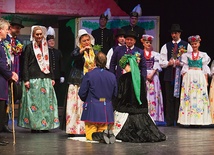  „Wesele na Górnym Śląsku” wyreżyserował Henryk Konwiński. Występują w nim członkowie Zespołu Pieśni i Tańca „Śląsk” oraz aktorzy śląskich teatrów