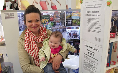  Karina Cholewa, mama Mai i Niny (na zdjęciu), zbiera podpisy na stoisku „Graki – gry bez prądu” w Silesia City Center w Katowicach
