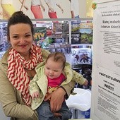  Karina Cholewa, mama Mai i Niny (na zdjęciu), zbiera podpisy na stoisku „Graki – gry bez prądu” w Silesia City Center w Katowicach