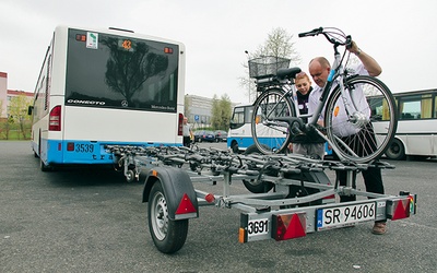  Autobus „43” z przyczepą na rowery za moment ruszy do Rud z dworca komunikacji miejskiej w Rybniku