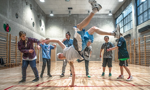 Mateusz Godlewski kocha breakdance. A jeszcze bardziej Pana Boga. Ucząc tańca,  pomaga dzieciakom