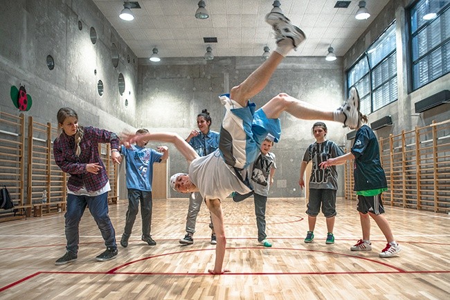 Mateusz Godlewski kocha breakdance. A jeszcze bardziej Pana Boga. Ucząc tańca,  pomaga dzieciakom