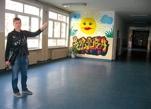 W Gimnazjum nr 12 trwa remont korytarza i sal, które zajmie nasza szkoła. – Tu będzie kącik zabaw dla dzieci – mówi Dariusz Frąckowiak 