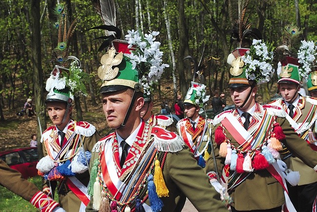 Każdą z grup wyróżniał oryginalny strój