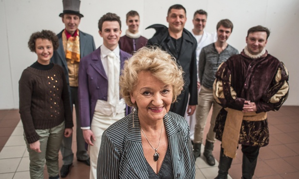 Aktorzy Studia Teatralnego w kostiumach z różnych spektakli. Na pierwszym planie Lilija Kiejzik, od lewej Agnieszka Rwado, Czesław Sokołłowski, Grzegorz Jakowicz, Jacek Orszewski, Darek Rudzianiec, Zdzisław Gorbaczewski, Paweł Matujzo, Edward Kiejzik