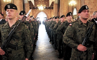 Uroczystości religijno-patriotyczne odbyły się w wielu miejscowościach naszej diecezji. Na zdjęciu: Kompania Honorowa Wojska Polskiego w katedrze