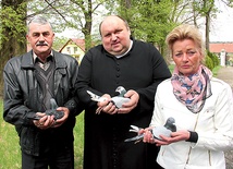  Hodowcy gołębi z Sekcji Dąbie k. Krosna Odrz. z ks. Henrykiem Laszczowskim, który jest kapelanem hodowców gołębi i wikariuszem w parafii w Starosiedlu