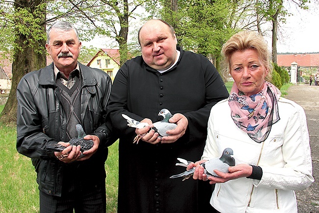  Hodowcy gołębi z Sekcji Dąbie k. Krosna Odrz. z ks. Henrykiem Laszczowskim, który jest kapelanem hodowców gołębi i wikariuszem w parafii w Starosiedlu