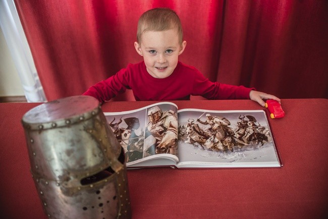 Mateusz, syn artysty, już próbuje malować