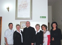  Zarząd hospicjum (od lewej): Marcin Wiśniewski, dr Ewa Lenkiewicz, ks. Henryk Chibowski, Ula Szymczak, Wiola Biała, Justyna Repińska