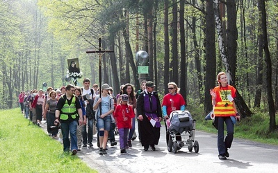 Pątnicy zmierzają do sanktuarium