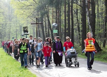 Pątnicy zmierzają do sanktuarium