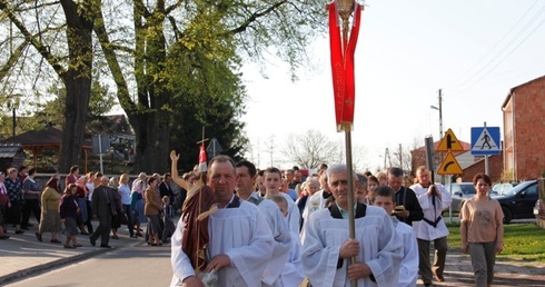 Procesja do przydrożnego krzyża