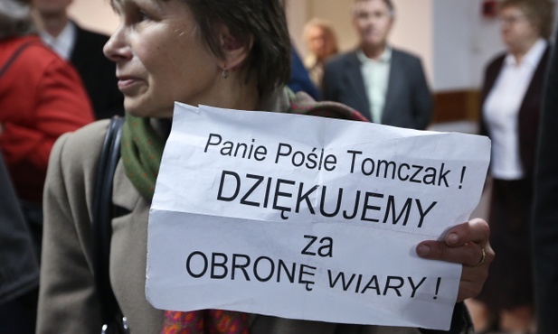 Proces za zniszczenie rzeźby papieża
