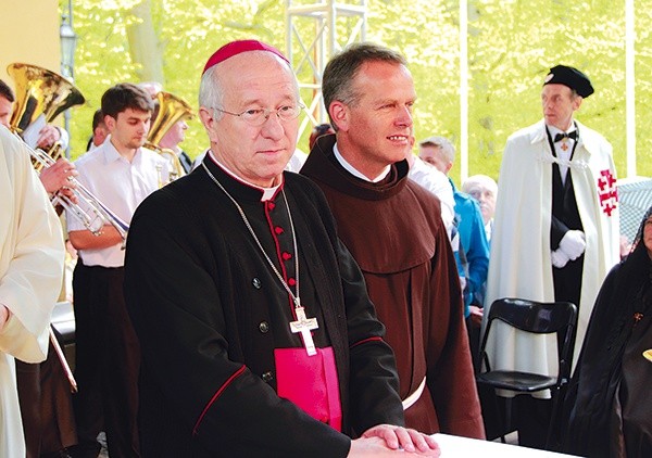 Bp Andrzej Dziuba i o. Daniel Szustak podczas pożegnania pielgrzymów