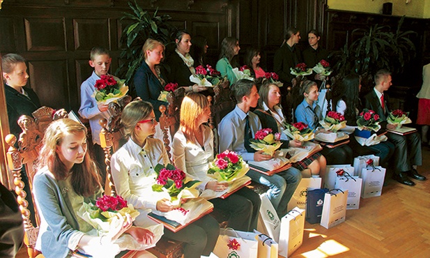 Zarówno laureaci,  jak i wyróżnieni oprócz dyplomów otrzymali także upominki