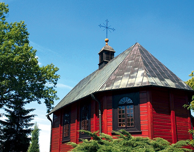  Na szlaku drewnianych kościołów spotkać można prawdziwe perełki, m.in.: kościół parafialny pw. św. Leonarda w Troszynie