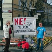  Protest mieszkańców Nieborowa i okolic przybiera na sile