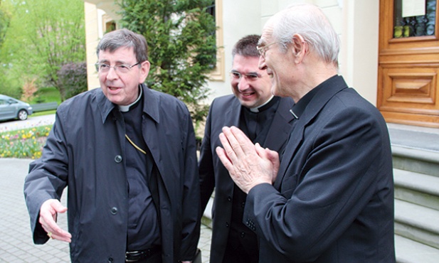 Abp Nossol wita kard. Kurta Kocha w Kamieniu Śl. (z lewej). W środku ks. Zygfryd Glaeser