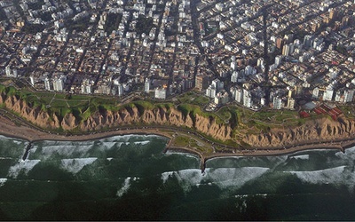 Lima widziana  z samolotu  od strony  Oceanu Spokojnego