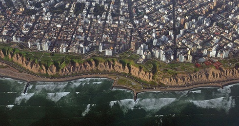 Lima widziana  z samolotu  od strony  Oceanu Spokojnego