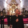  Kalwiński chór z Holandii w bazylice krzeszowskiej.  Na pierwszym planie pastor Piet van Veldhuizen