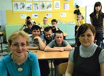 Anna Jastrząb i Krystyna Członka wśród wychowanków z klasy V