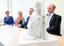  Jarosław Wójcik cieszy się, że rzeźba jego autorstwa stanie w centrum pierwszego miasta, któremu patronuje bł. Jan Paweł II