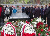  Cmentarz na Rossie. Chwila zadumy i modlitwy przy grobie matki Józefa Piłsudskiego