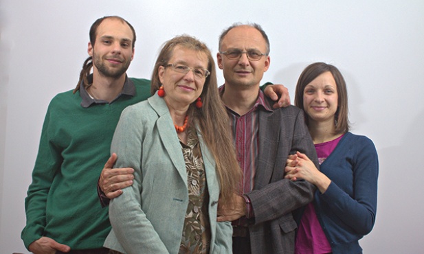 Mariola i Piotr Wołochowiczowie razem z córką Magdaleną i synem Ireneuszem. Na zdjęciu brakuje starszego z synów Daniela,  który jest w podróży poślubnej