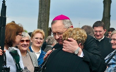 Jestem wzruszony waszą odpowiedzią, że tak licznie jesteście tu obecni – powiedział bp Edward do uczestników pielgrzymki