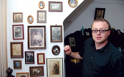 Pokoje pana Piotra pełne są starych rodzinnych portretów