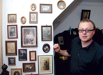 Pokoje pana Piotra pełne są starych rodzinnych portretów