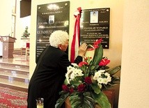  Helena Mikosz przy tablicy poświęconej jej bratu