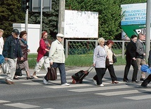  Kilka lat temu na przejściu  na ul. Żwirki i Wigury  w Sandomierzu zginęła kobieta. Po wypadku zamontowano sygnalizację świetlną