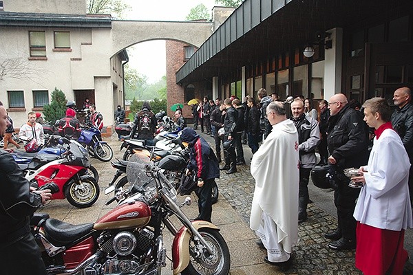  Po Mszy św. wszystkie motory i ich właścicieli poświęcił ks. prał. Stefan Jezusek