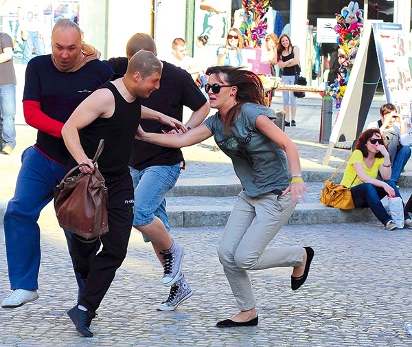   Najwięcej zamieszania  wywołała scena kradzieży  torebki, kiedy z tłumu widzów wybiegli złodzieje, a za nimi kobieta krzycząca, że została okradziona