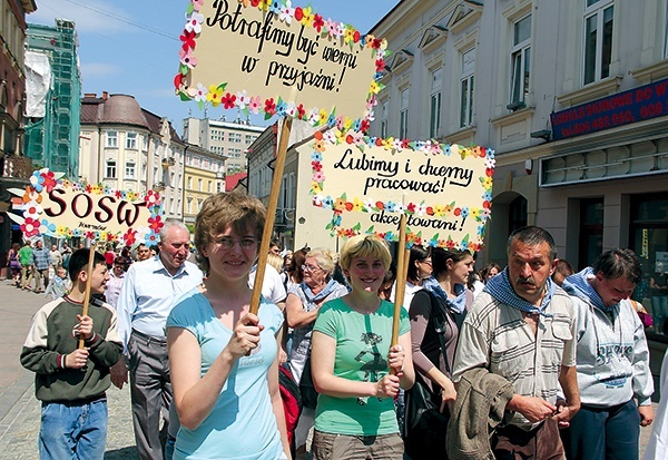  Marsz niepełnosprawnych ulicami miasta