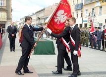 Nowy sztandar przekazał uczniom dyrektor Wojciech Bernat