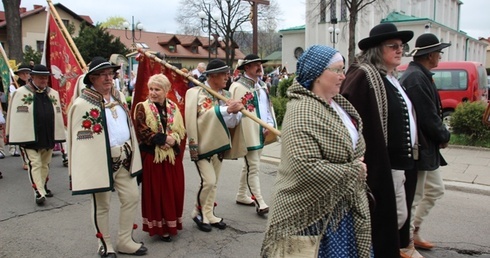 Uroczysty przemarsz z kościoła, ulicami Żywca