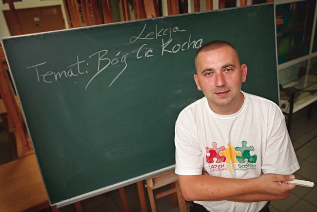 Ksiądz Przemysław „Kawa” Kawecki jest salezjaninem, duszpasterzem młodych, jednym z animatorów portalu bosko.pl, projektu Hip-Hop Dekalog, redaktorem naczelnym pisma „Drakka”, autorem wielu telewizyjnych programów. 