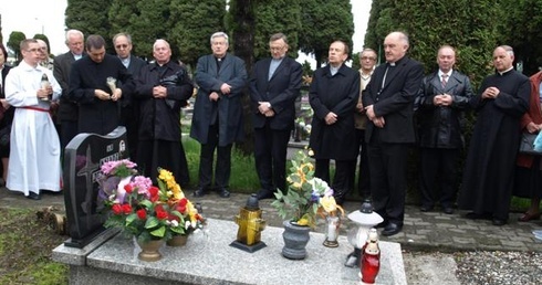 Nad grobem ks. Grajnego w Kaniowie