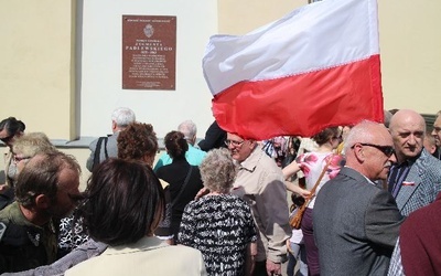 Uczestnicy Marszu Wierności zebrali się przy pamiatkowej tablicy gen.Padlewskiego