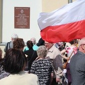 Uczestnicy Marszu Wierności zebrali się przy pamiatkowej tablicy gen.Padlewskiego