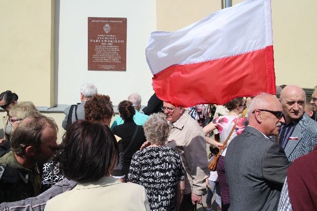 Uczestnicy Marszu Wierności zebrali się przy pamiatkowej tablicy gen.Padlewskiego